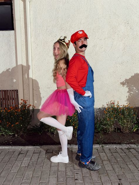 Mario And Peach Costume, Couple Costumes For Halloween Funny, Mario And Peach Costumes For Couples, College Halloween Costume Ideas Couples, Hsm Costumes, Bf Things, Mario And Peach, Safari Costume, Peach Costume