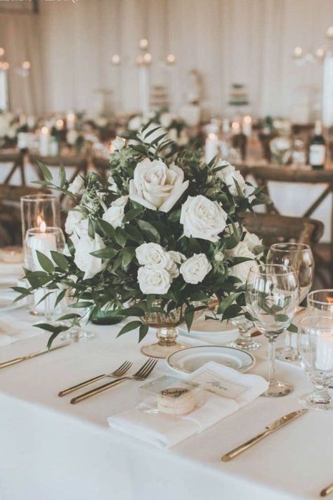 White Rose Centerpieces, Rustic Wedding Table Setting, White Wedding Ideas, Flowers Single, Al Fresco Wedding, Green And White Wedding, Rose Flower Bouquet, Table Rose, Rose Centerpieces