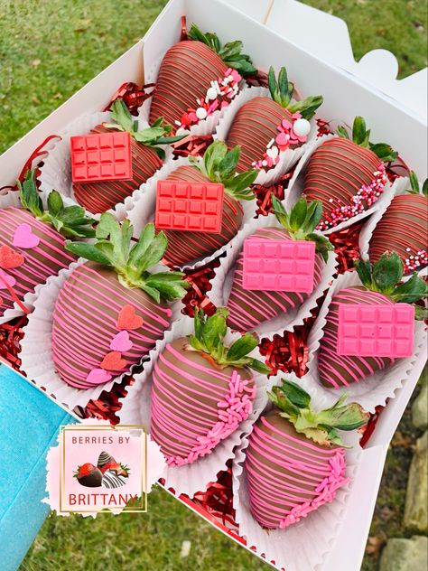 Cake Pop And Strawberry Boxes, Valentines Chocolate Covered Strawberry Ideas, Valentines Berries, Valentines Day Strawberries Boxes, Valentines Day Dessert Box Ideas, Valentine Treat Boxes Ideas, Valentines Chocolate Covered Strawberry, Valentines Day Strawberries, Valentines Strawberries