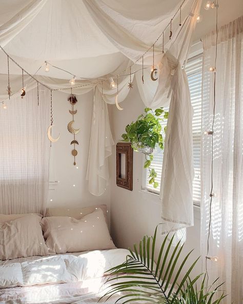 Celeste Escárcega (@celeste.escarcega) • Instagram photos and videos Ceiling Draping Bedroom Boho, Boho Bedroom Canopy Bed, Cute Aesthetic Apartment Ideas, Cozy Canopy Bed Aesthetic, Corner Bed Canopy Ideas, Fairytale Room Aesthetic, Dorm Room Canopy, Dorm Canopy, Cozy Canopy Bed