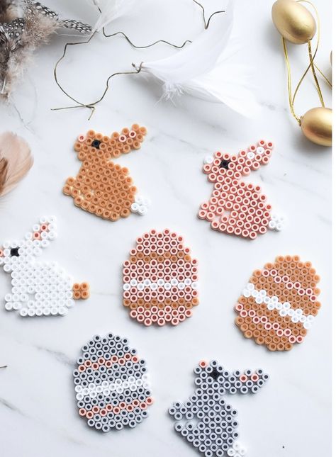 Hamahelmi Ideas, Easter Beads, Easter Hama Beads, Easter Arts And Crafts, Melty Bead Patterns, Beading For Kids, Easy Perler Beads Ideas, Perler Bead Templates, Diy Perler Bead Crafts