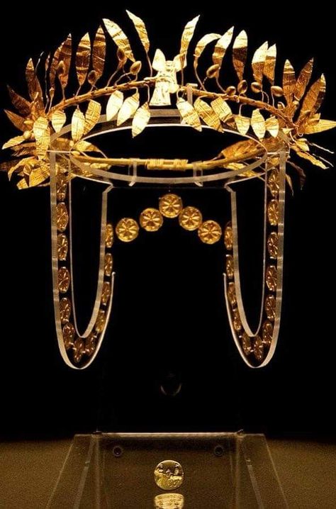 Thracian Gold Odrysian Wreath; 4th century BC.

A golden wreath and ring from burial of an Odrysian Aristocrat at Golyamata Mogila tumulus, situated between villages of Zlatinitsa and Malomirovo in Yambol region in Bulgaria.

National Museum of History, Sofia 

Credit: @archeohistories
#Ancient_Archaeology_Art Golden Wreath, Heavy And Light, Crown Hat, Tiaras And Crowns, National Museum, Archaeology, Artifacts, Bulgaria, Sofia