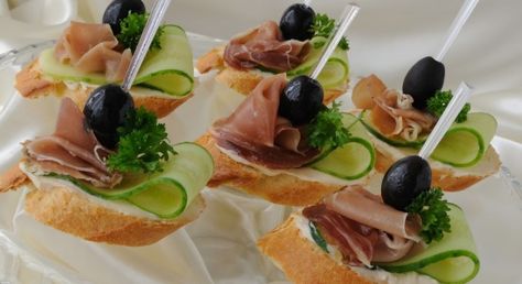 open party sandwiches Canapes Ideas, Mini Panini, Design Cibo, Mini Sandwiches, Party Food Platters, Finger Food Appetizers, Food Platters, Party Snacks, Finger Food