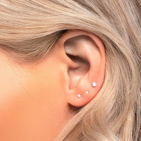 New Ear Piercing, Tiny Nose Studs, Ear Piercings Tragus, Cool Ear Piercings, Pretty Ear Piercings, Gold Nose Stud, Tragus Stud, Silver Nose Ring, Ear Party