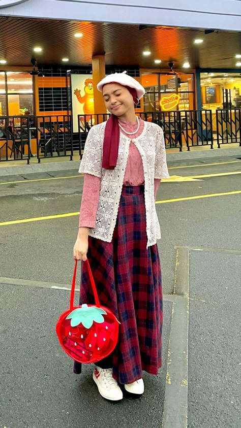 Retro Outfits Hijab, Retro Style Hijab 90s, Vest Outfits Hijab, Retro Fashion Hijab, Outfit Vintage Hijab, Couqutte Outfit, Vintage Shirts Outfit, Retro Hijab, Vintage Hijab