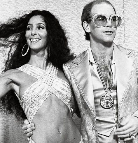 Vinyl Factory Eyewear on Instagram: “Iconic Duo ! ✨⁠ Cher and Elton John, 1975⁠ ⁠ ⁠ ⁠ #VinylFactoryEyewear #Silmo #Vintage #Rock #VFaddict #VinylFactory #eyewear #sunglasses…” Cher And Elton John, Disco Outfits, Look Disco, Cher Outfits, Very Important Person, Disco Fashion, 70s Inspired Fashion, Musica Rock, 70s Disco