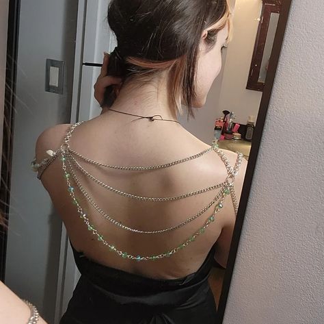 Body Chain Shoulder, Prom Assessories Ideas, Jewelry Corset, Body Harness Jewelry, Chain Body Harness, Body Jewerly, Shoulder Jewelry, Shoulder Armor, Prom Jewelry