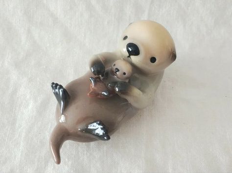 Ceramic Otter Sculpture, Cute Animal Ceramics, Mini Ceramic Animals, Cute Ceramic Animals, Animal Ceramics Ideas, Otter Pottery, Ceramic Otter, Animal Sculptures Clay, Little Clay Animals