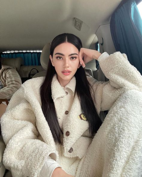 🤍 | Instagram Davika Hoorne Instagram, Davikah Hoorne, Mai Davika, Davika Hoorne, Baddie Makeup, March 8, Creative Photography, Autumn Winter Fashion, Winter Fashion