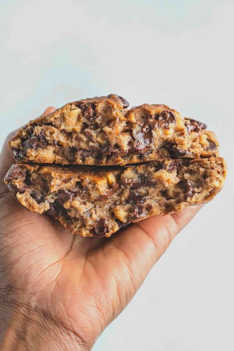 Vegan Levain Cookies (Chocolate Chip) | How To Bake Vegan Vegan Chocolate Desserts, Vegan Chocolate Dessert, Levain Cookie Recipe, Fudgy Vegan Brownies, Levain Cookies, Easy Vegan Cookies, Cookies Chocolate Chip, Vegan Brownies, Cookie Bakery