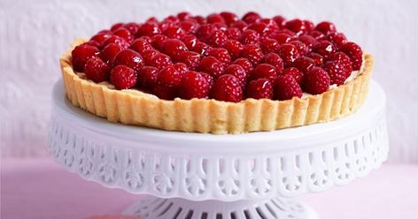 Sweet and divine! This decadent French raspberry tart will really satisfy your sweet tooth! Simply perfect for dessert or afternoon tea! Raspberry Desserts Easy, French Fruit Tart, French Apple Tart Recipe, Raspberry Tart Recipe, Cake My Day, French Apple Tart, Christmas Trifle, Apple Tart Recipe, Goat Cheese Tart