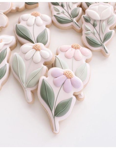 Summer Cookies Decorated, Spring Flower Cookies, Flower Sugar Cookies, Flower Cookie, Cookies Decoradas, Royal Iced Cookies, Leaf Cookies, Sugar Cookie Royal Icing, Iced Sugar Cookies