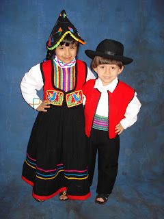 BIENVENIDOS Peruvian Culture, Folk Dress, Folk Dresses, Bolivia, Costume Design, Vestidos De Fiesta, Peru, Captain Hat, Dress Up