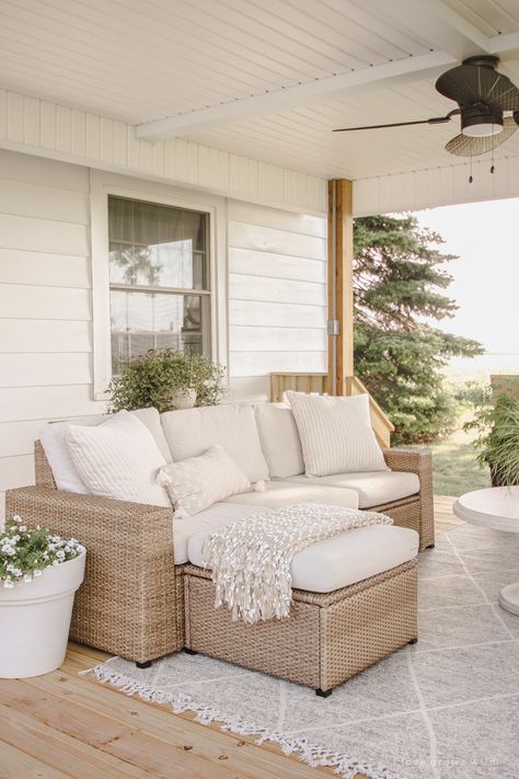 Cozy Outdoor Furniture, Back Porch Aesthetic, Farmhouse Porch Furniture, Farmhouse Outdoor Living, Aesthetic Porch, Cozy Patio Ideas, Liz Fourez, Deck Gazebo, Country Property