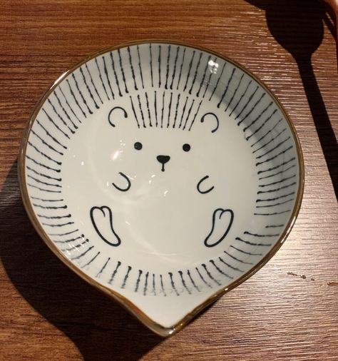 Hedgehog Pottery Painting, Hand Painted Pottery Plates, Hedgehog Pottery, Plate Pottery Painting Ideas, Pottery Hedgehog, Hedgehog Ceramic, Facts About Halloween, Ceramics Bowls Designs, Giraffe Drawing