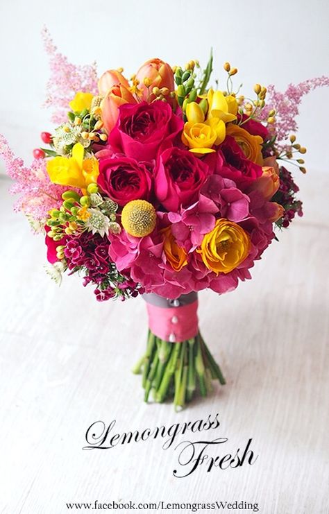 Lemongrass Fresh Bouquet, Rose Flower Pictures, Fresh Flower Bouquets, Beautiful Flower Designs, Cascade Bouquet, Hand Bouquet, Fresh Flowers Arrangements, Flower Bouquets, Beautiful Flowers Pictures