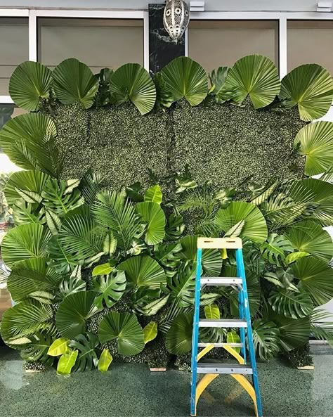 Tropical Backdrop Ideas, Tropical Greenery Wall, Havana Nights Party, Salon Suites Decor, Diy Wedding Backdrop, Fiesta Tropical, Havana Nights, Tropical Party, Tropical Theme