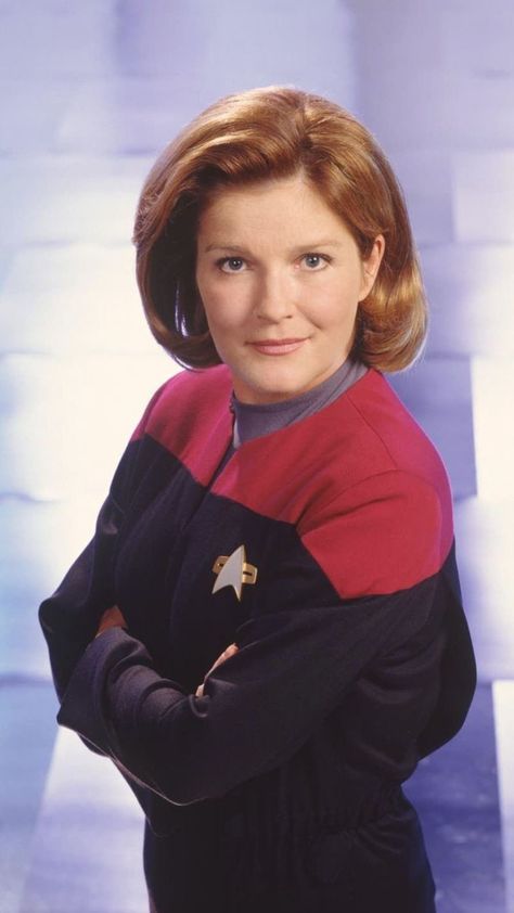 Kathryn Janeway, Captain Janeway, Kate Mulgrew, Star Trek Captains, Star Trek Series, Star Trek Images, Star Trek Characters, Star Trek Voyager, Star Trek Enterprise