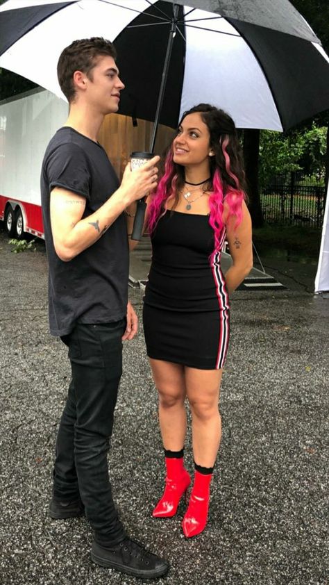 Hero Fiennes Tiffin Aesthetic, Inanna Sarkis, Pink Hair Streaks, Jackie Burkhart, Dreadlocks Girl, Hero Ft, Pink Streaks, Indiana Evans, Hot Hero