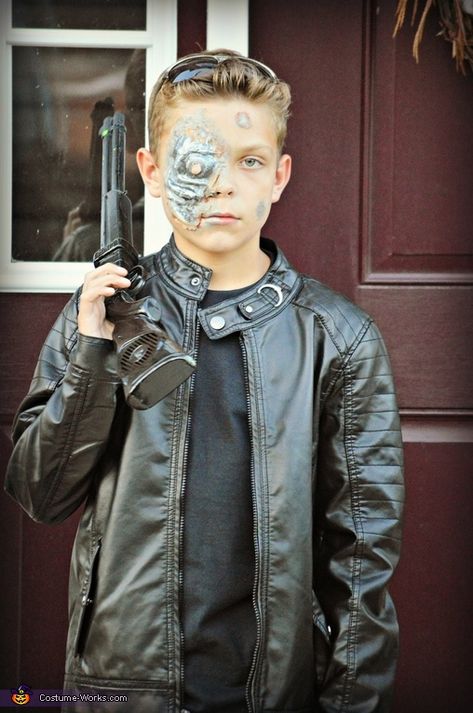 Rachel: My son is wearing the costume. We love sci-fi and he decided he wanted to be the Terminator. To make the mask I first used plaster of Paris to make... Terminator Costume, Halloween Costumes You Can Make, Kostum Halloween, Diy Couples Costumes, Halloween Parejas, Boy Halloween, Baby Kostüm, Bloc Party