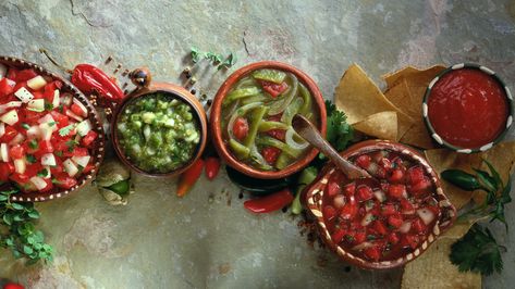 Salsa is considered by many to be a cornerstone of Mexican food. We've rounded up common salsas to see what makes them unique, and how to use them in cooking. Types Of Salsa, Salsa Chili, Jarred Salsa, Red Salsa, Salsa Recipes, Mole Sauce, Summer Tomato, Habanero Peppers, Vegan Mexican