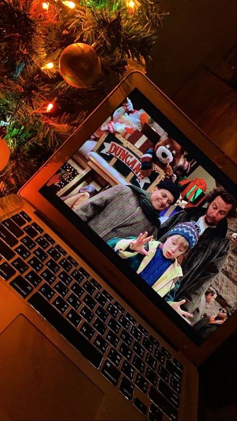 Watching Christmas Movies Aesthetic, Christmas Movies Aesthetic, Watching Christmas Movies, Good Night Story, Christmas Movie Night, Delivery Pictures, Black Wallpaper Iphone Dark, Christmas Vibe, Watch Christmas Movies