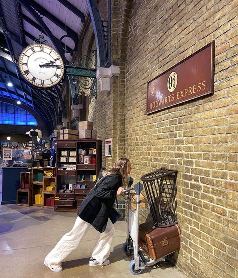 Universal Inspo Pics, Universal Studio Pictures Ideas, Harry Potter World Photo Ideas, Universal Instagram Pictures, Universal Studios Orlando Photo Ideas, Universal Picture Ideas, Universal Photo Ideas, Universal Harry Potter Outfits, Universal Studios Photo Ideas