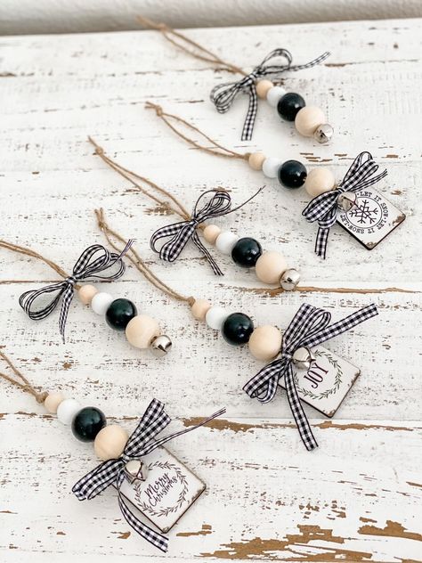 Farmhouse Christmas Ornaments Diy, Buffalo Check Christmas Tree, Christmas Farmhouse Decor, Disney Christmas Decorations, Wood Beads Diy, Black White Christmas, Farmhouse Christmas Ornaments, Christmas Crafts To Sell, White Christmas Ornaments