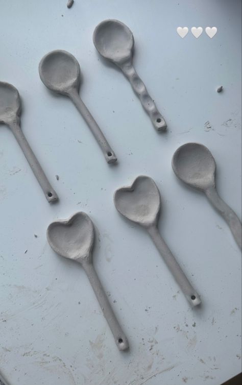 Small Easy Ceramic Projects, Simple Ceramic Ideas, Easy Pottery Designs, Handbuilt Pottery Ideas Inspiration, Pottery Ideas Easy, Easy Ceramics Ideas Pottery, Ceramics Spoon, Clay Spoon, Clay Spoons