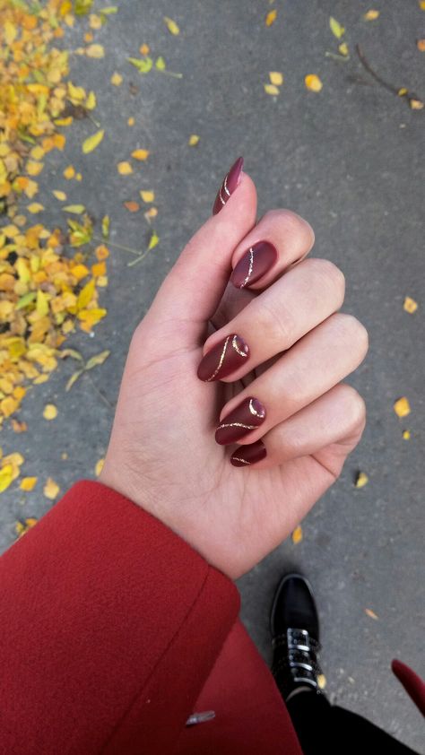 Nail Design On Red Nails, Wine Red And Silver Nails, Maroon Nails Design Short, Wine And Gold Nails Designs, Kutek Maroon, Maroon Gold Nails, Maroon Nails With Gold, Nails Color Vino, Maroon Christmas Nails