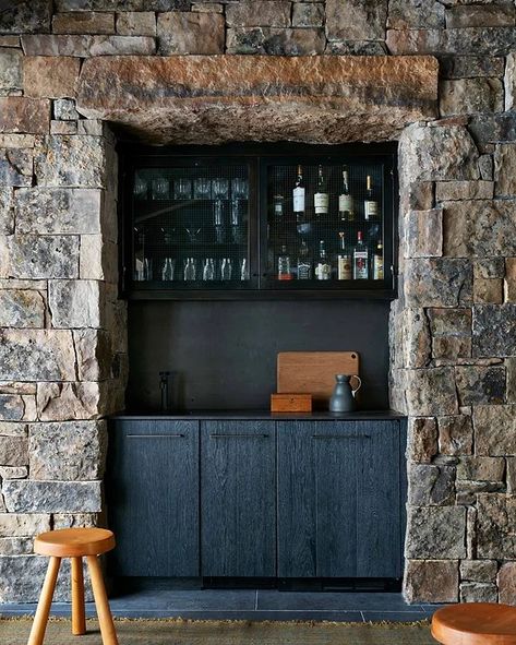 Montana Chalet Ski Lodge Interior, Pearson Design Group, Shawn Henderson, Ski House Decor, Ski Room, Mountain Interiors, New York Luxury, Chalet Interior, Contemporary Bar