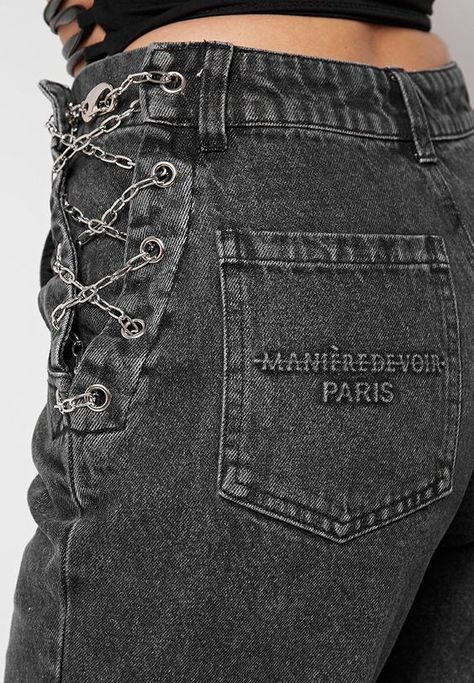 Mom Jeans Black, Jeans With Chains, Denim Fashion Women, Clothing Jeans, Stylish Pants, High Waisted Mom Jeans, Jeans Diy, Black Chain, Edgy Outfits