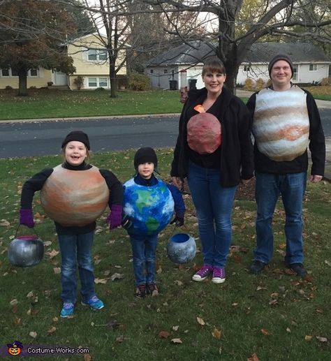 Christine: My kids love space. I'm not even sure when we decided we wanted to do planets for our costume in 2015. I was pregnant, and due just before Halloween, and... Earth Costume For Kids, Planet Earth Costume, Jupiter Costume, Planet Costume, Space Party Costumes, Earth Costume, Planet Outfit, Outer Space Costume, Mercury Planet