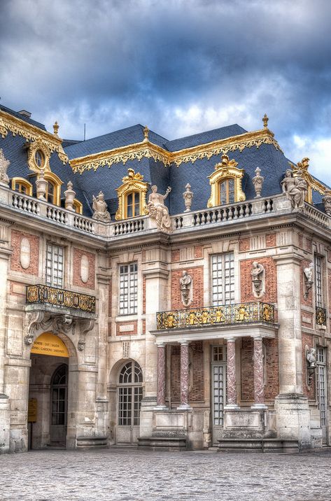 The Main Palace at Versailles Elegant Lifestyle, Chateau Versailles, Real Estat, Palace Of Versailles, Chateau France, Wallpaper Vintage, Beautiful Buildings, Marie Antoinette, France Travel