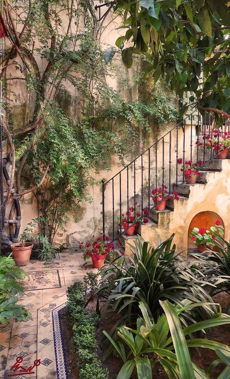 Seville Apartment, Vintage Decorating Ideas, Garden Fairy Costume, Dream Garden Backyards, Pool Bed, Garden River, Rustic Garden Ideas, Modern Water Feature, Pools For Small Yards