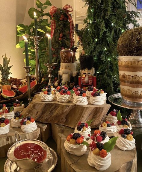 Christmas Hot Chocolate Bar, Christmas Catering, Holiday Buffet, Catering Table, Christmas Dessert Table, Food Set Up, Round Food, Christmas Party Table, Christmas Buffet