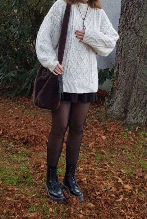 Autumn Skirt And Jumper, White Knit Sweater Outfit Aesthetic, White Knitted Jumper Outfit, White Knit Jumper Outfit, Knit Jumper Outfit Aesthetic, White Sweater And Black Skirt, White Knitted Jumper, Book Girl Outfits Aesthetic, Fall Outfits Aesthetic Skirt