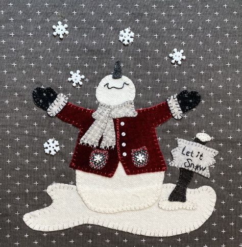 Snow Much Joy Stitch a long bock of the month snowman quilt Wool Applique Kits, Snowflake Quilt, Snowman Quilt, Wool Felt Projects, Wool Applique Patterns, Wool Quilts, Felt Christmas Decorations, Applique Quilt, Bird Quilt