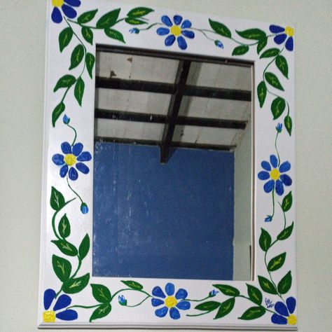 Con pintura en acrílico en el marco Painting A Picture Frame, Wooden Picture Frame Painting Ideas, Square Mirror Painting, Picture Frame Painting Ideas, Mirror Border Diy, Mirror Frame Painting, Diy Mirror Painting Ideas, Picture Frame Painting Ideas Diy, Frame Painting Ideas