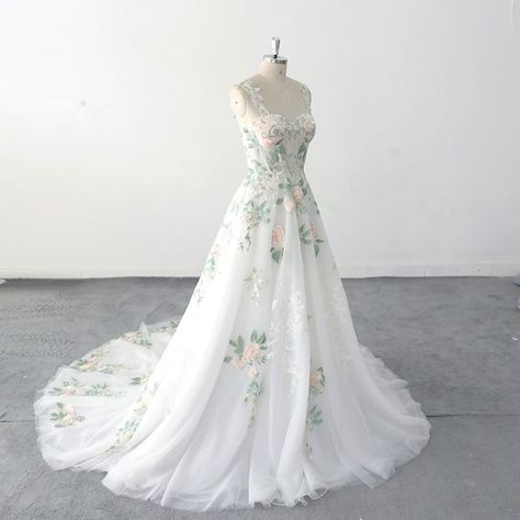 Casual Floral Wedding Dress, Wedding Spaghetti, Forest Fairy Wedding Dress, Forest Fairy Wedding, Cottagecore Wedding Dress, Wedding Dress Green, Green Wedding Dresses, Fairy Wedding Dress, Wedding Dresses With Flowers