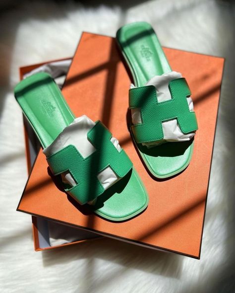 Green Hermes, Hermes Oran Sandals, Green Sandals, Hermes Oran, Party Style, Style Elegant, Party Fashion, Bright Green, Luxury Handbags