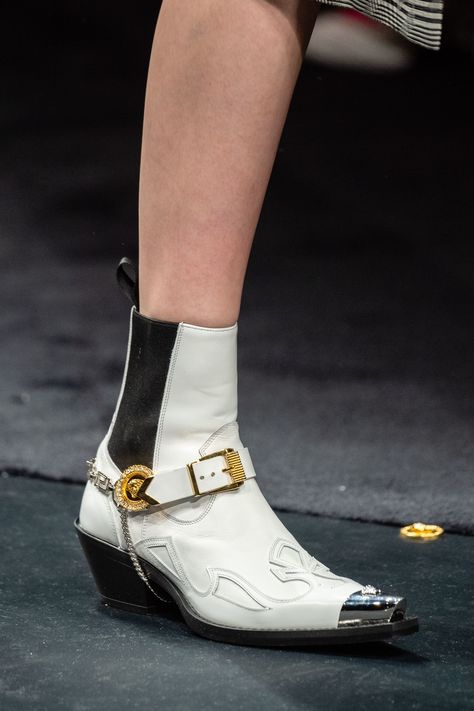 Versace Fall 2019 Ready-to-Wear Collection - Vogue Pedicure Designs Fall, Pedicure Designs, Versace Shoes, Milan Fashion Weeks, Womens Shoes High Heels, Trends 2022, Boots Fall, Shoes With Jeans, Gianni Versace