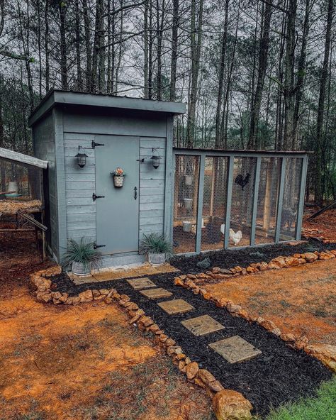 Diy Outdoor Chicken Coop, Outside Of Chicken Coop Ideas, Chicken Coops For 10 Chickens, Mountain Chicken Coop, Tin Chicken Coop Ideas, Chicken Coop Plans For 8 Chickens, Walk In Coop Ideas, Chicken Coop Unique, Chicken Coop Small Diy