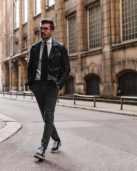 The Best Blazers For Men And How To Wear Them In Style 25 #men #UrbanMenOutfits #menfashion #menswear #mensguides #stylish #trendy #trending #suits #streetstyle Formal Black And White Outfits, Black And White Outfits Men, Mens Semi Formal Attire, Ways To Wear A Blazer, Trending Suits, Outfit Semi Formal, Outfit Boda, Vans Outfit Men, Fall Leather Jacket