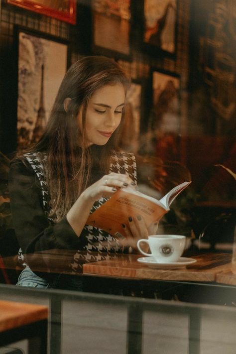 Woman Cafe Photoshoot, Life Style Photography Ideas, Fall Business Photoshoot, Cafe Portrait Photography, Coffee Shoot Ideas, Dark Academia Aesthetic Photoshoot, Coffeeshop Photoshoot Ideas, Woman Reading Book Photography, Coffee Shop Shoot