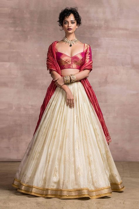 Grand Lehenga, Handloom Lehenga, Simple Lehenga, White Lehenga, Indian Designs, Indian Outfits Lehenga, Lehenga Designs Simple, Brocade Blouse, Indian Dessert