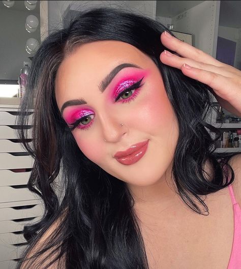 Pink Eyeshadow Looks Concert, Pink Eye Makeup Festival, Pink Sunset Eyeshadow Looks, Dramatic Pink Eyeshadow Looks, Famous Makeup Artists, Pink Drag Eye Makeup, Vibrant Makeup, Pink Eyeshadow Look, Prom Makeup Looks