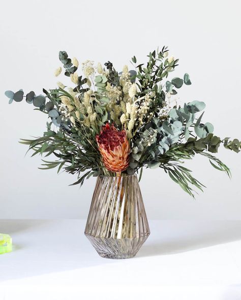 Chief creative Katherine Whitchurch from dried flower specialists, Shida, gives us her top tips for arranging a dried flower bouquet. Read now. Easy Dried Flower Arrangements, Dried Flower Display, Small Vases, Flowers In A Vase, Flowers Arrangements, Flower Display, Oliver Bonas, Dried Flower Bouquet, Dried Flower Arrangements