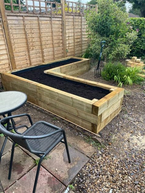 Wood Sleepers Garden, Garden Sleeper Border Ideas, Raised Planter Ideas Outdoor, Raised Beds Ideas Garden, Wooden Sleepers Garden, Raised Sleeper Flower Beds, Sleeper Ideas For Garden, Small Slabbed Garden Ideas, Decorative Pebbles Garden