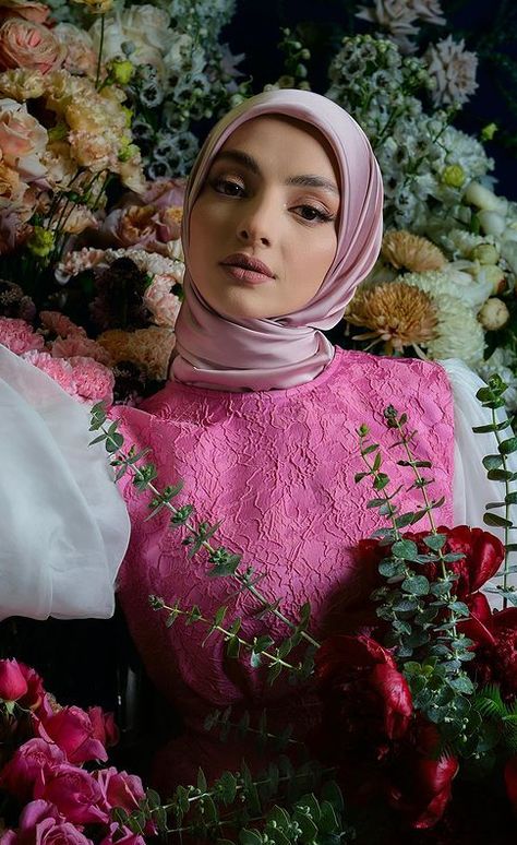 Sirius.Gr Hijab Photoshoot, Hijab Model, Fabric Photography, Girls Dress Outfits, Muslim Outfits Casual, Muslim Outfits, Muslim Fashion Outfits, Muslim Girls, Photoshoot Outfits